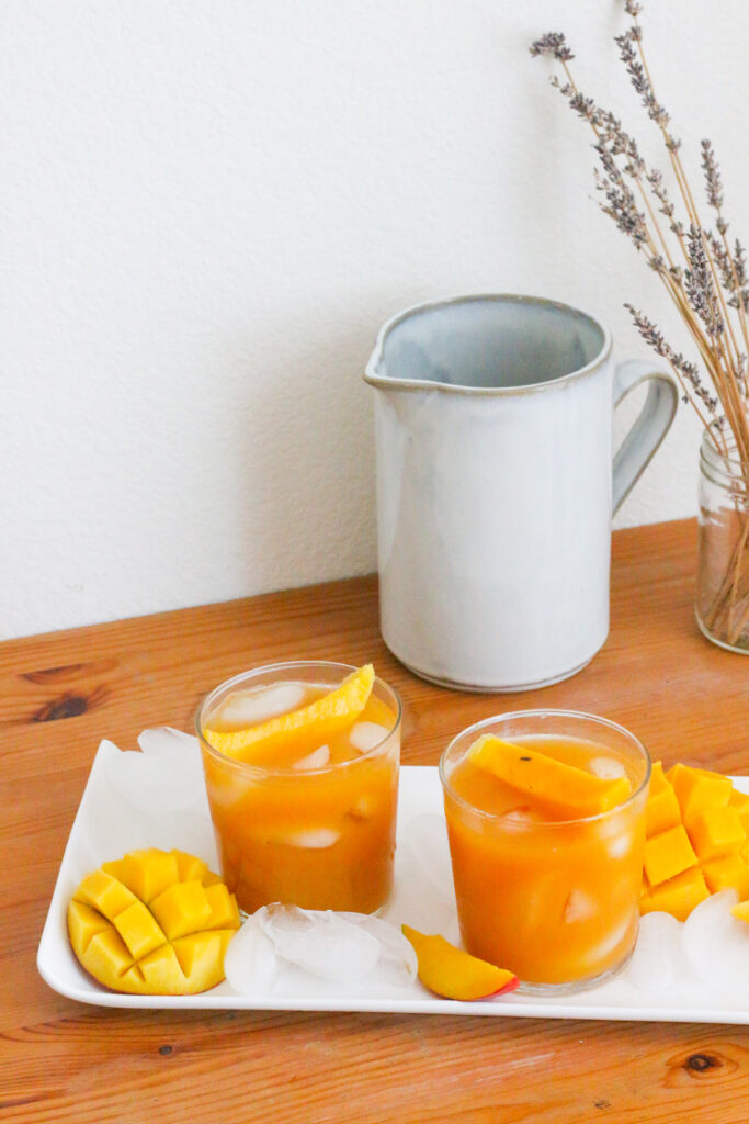 mango iced tea with mango slices
