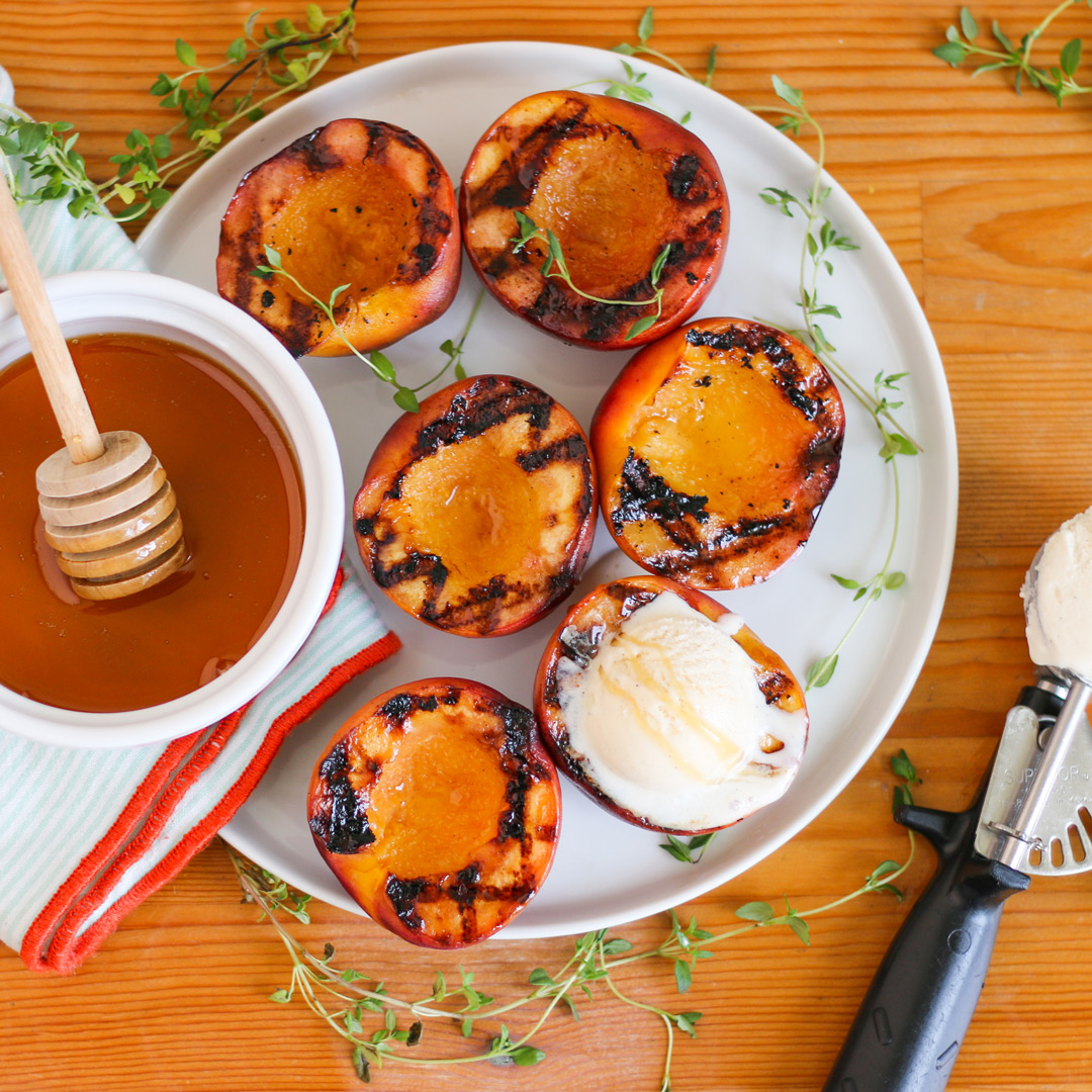 Grilled peaches with ice cream and honey